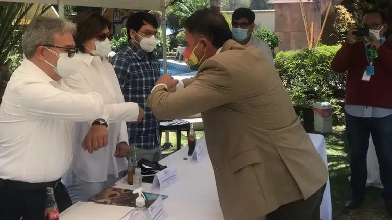 Rudy Acevedo (i), durante la entrega de las donaciones para centros de salud, OTB y centros de acogida. CORTES&Iacute;A