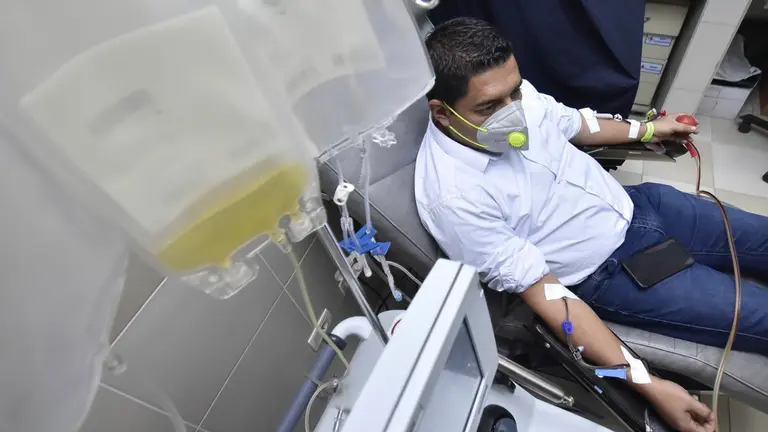 El ministro de Justicia, Álvaro Coímbra, dona plasma. APG