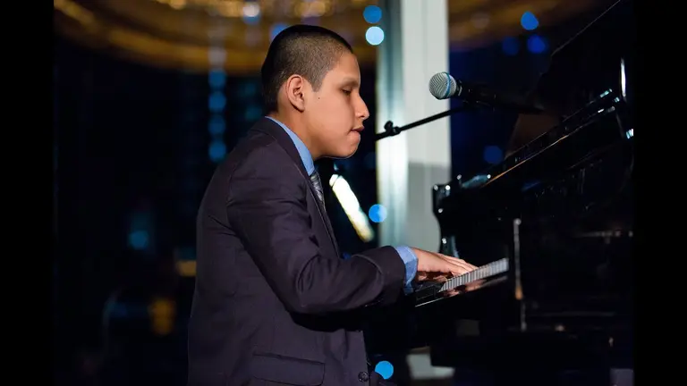 Jos&eacute; Andr&eacute; tocando el piano en la gala de KIND 2018