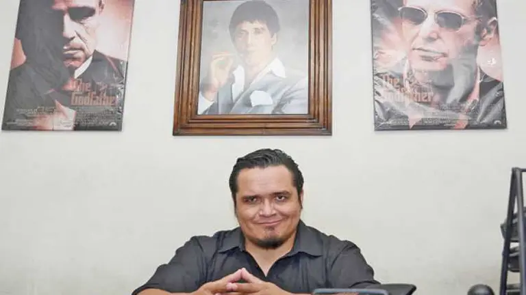 Jhasmani Torrico em su oficina junto a los personales que admira.  ARCHIVO OPINION