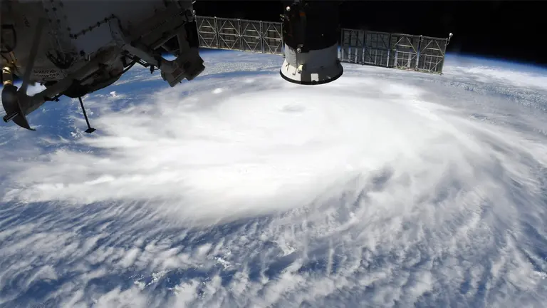 Una imagen del ojo del huracán Laura, visto en toda su magnitud. EFE