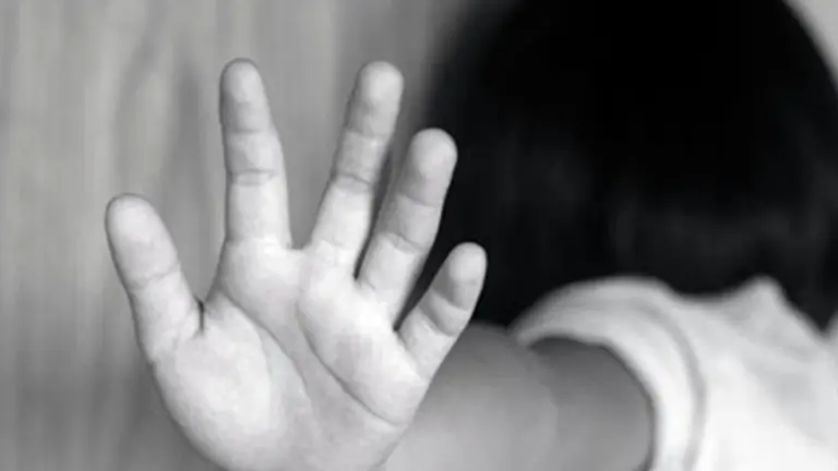 Fotograf&iacute;a ilustrativa de un ni&ntilde;o v&iacute;ctima de violencia f&iacute;sica. Pixabay