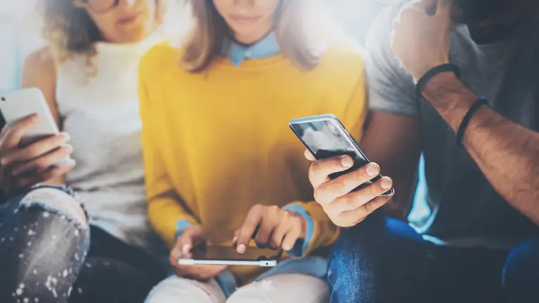 Imagen referencial de j&oacute;venes navegando por intermedio de los celulares. ARCHIVO