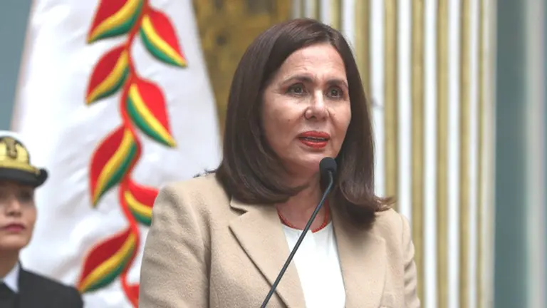 La canciller de Bolivia, Karen Longaric, durante una conferencia de prensa. APG