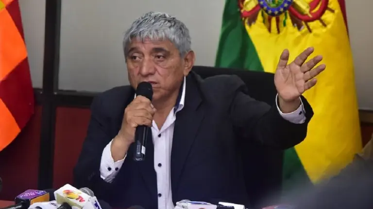 El exministro de Obras P&uacute;blicas, Iv&aacute;n Arias, durante una conferencia de prensa. ABI