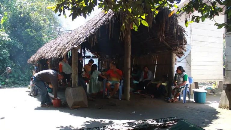 Un grupo de ind&iacute;genas yuracar&eacute;s en su comunidad, en el Tr&oacute;pico de Cochabamba. GOBERNACI&Oacute;N