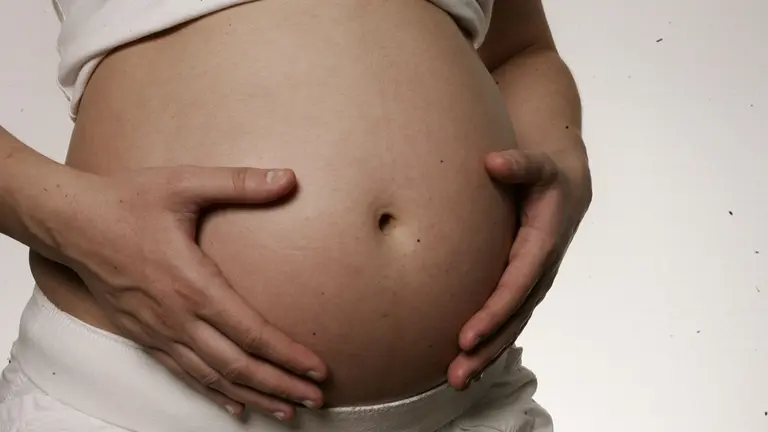 Embarazadas con coronavirus pueden dar a luz antes de tiempo. EFE