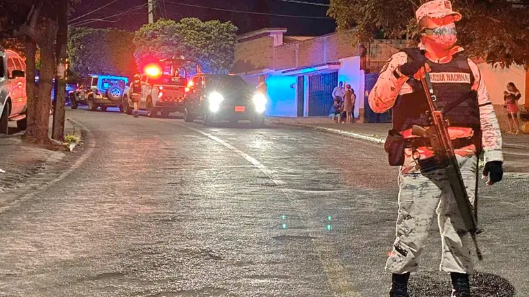 Vista general del sitio donde al menos ocho personas murieron y 14 resultaron lesionadas en un ataque armado perpetrado en el municipio mexicano de Cuernavaca. EFE