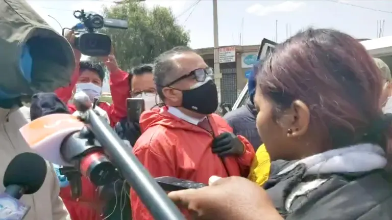 Un hombre cubierto todo el rostro increpa a la testigo. CAPTURA DE PANTALLA