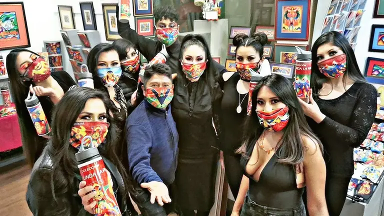 Roberto Mamani Mamani, junto a algunas de sus coloridas creaciones y modelos. Gentileza Mamani Mamani