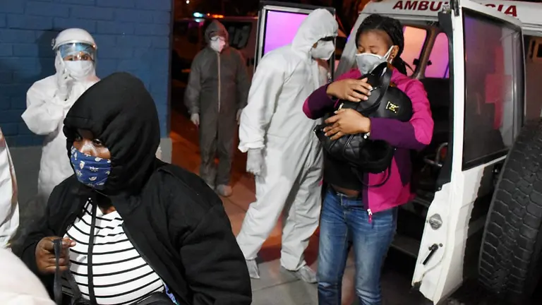 Mujeres haitianas descienden de una ambulancia para ingresar a un centro de aislamiento en Cochabamba.	   Archivo OPINI&Oacute;N