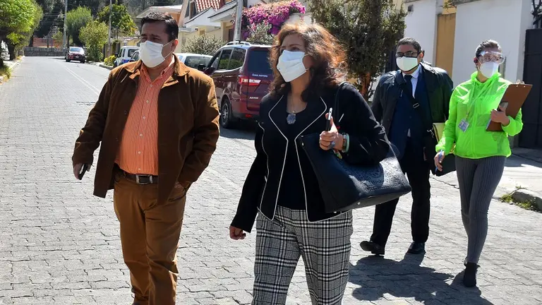 Mary Carrasco (d) y Robert Blanco (i), en las afueras de las oficinas de la FBF en La Paz. APG