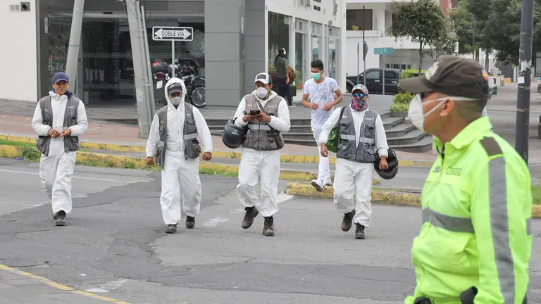 Personal de salud en las calles de Ecuador. EFE