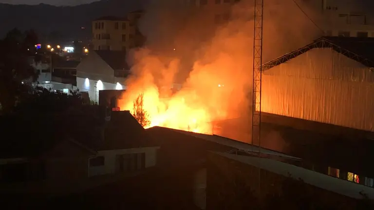 Una vista general del incendio desde un edificio aledaño.
