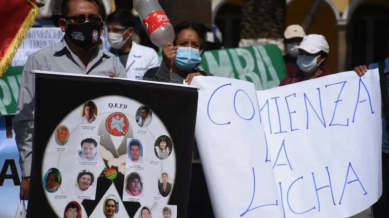 Una imagen de la marcha protagonizada por trabajadores en salud. DICO SOL&Iacute;S