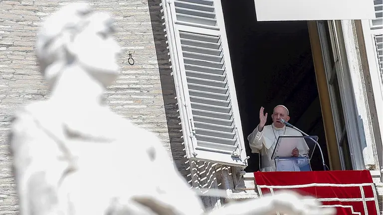 El papa Francisco desde una ventana del Vaticano. EFE