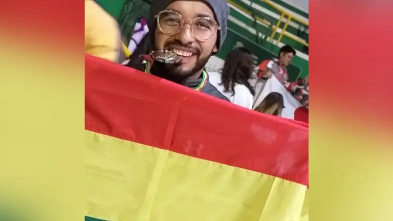 Ángel Sánchez, con la bandera boliviana. Crédito: Gentileza Ángel Sánchez