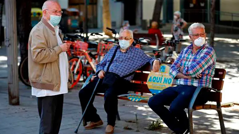 COVID-19 suele golpear más fuerte y causar más muertes entre los hombres y las personas mayores de 65 años. EFE