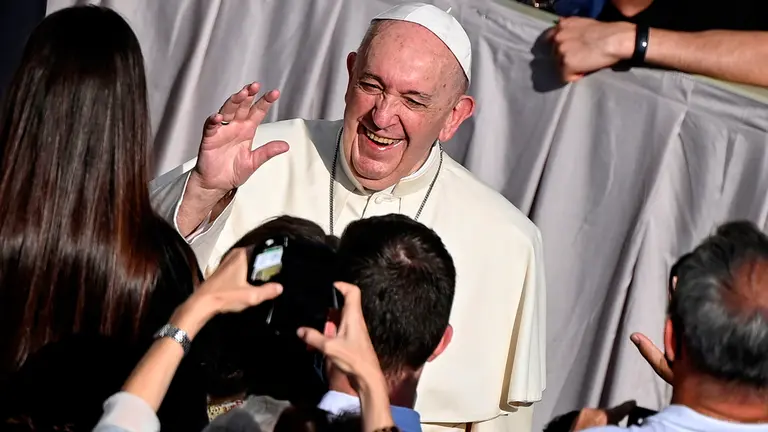 El papa Francisco saluda a los fieles durante la audiencia semanal en el Patio de San D&aacute;maso en el Vaticano este mi&eacute;rcoles. EFE