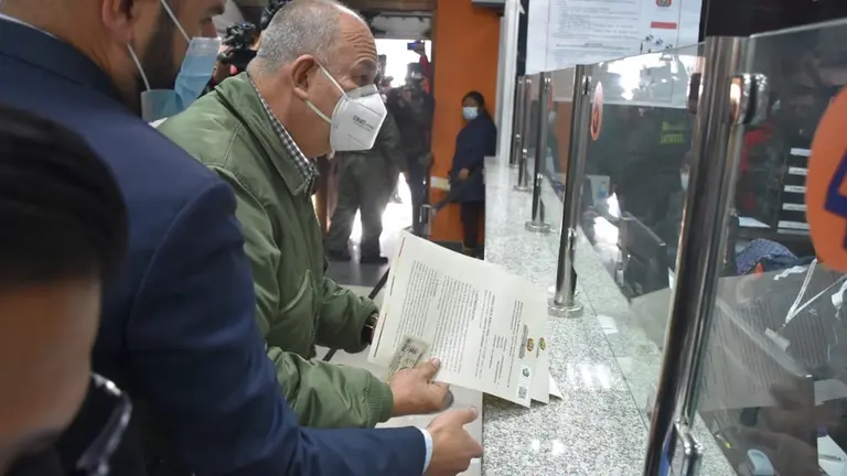 El ministro de Gobierno, Arturo Murillo, presenta memorial de apersonamiento en el Ministerio P&uacute;blico. FOTO: Ministerio de Gobierno