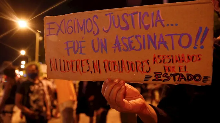 Un cartel con un mensaje de protesta, anoche, en Colombia. EFE.