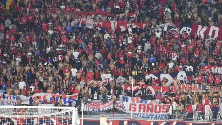 La fanaticada de Wilstermann, durante un partido antes de la pandemia del COVID-19. ARCHIVO DICO SOL&Iacute;S