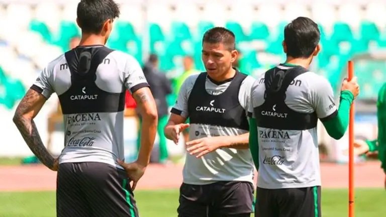 Carlos Saucedo (c) dialoga con sus compa&ntilde;eros durante el entrenamiento de la Verde en el estadio Hernando Siles de La Paz. Prensa FBF