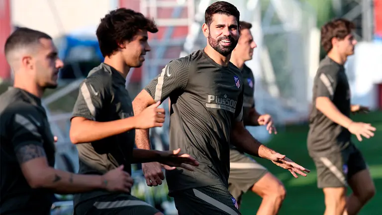 Los delanteros del Atlético de Madrid Diego Costa (c) y el portugués Joao Félix (2i). EFE