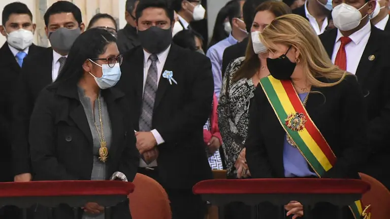 La presidenta del Senado, Eva Copa, y la Mandataria Jeanine Áñez, durante la ceremonia religiosa en Cochabamba. DICO SOLÍS