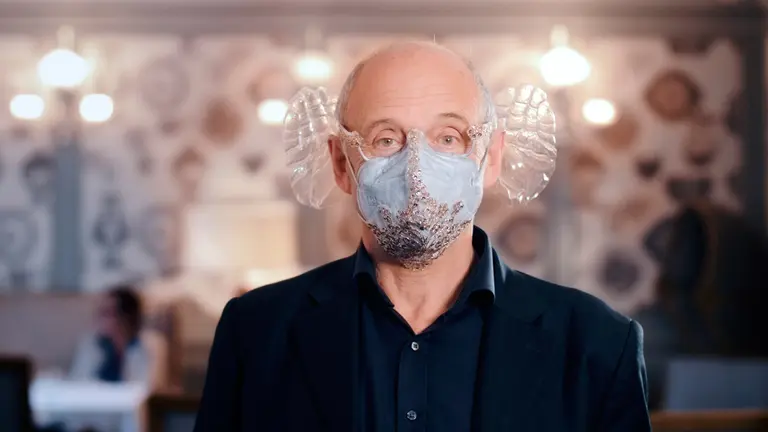 El director húngaro Iván Fischer con la mascarilla que ha inventado para disfrutar mejor los conciertos. EFE