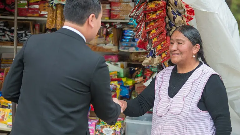 Una  comerciante recibe el apoyo de un consultor del BancoSol. CORTES&Iacute;A