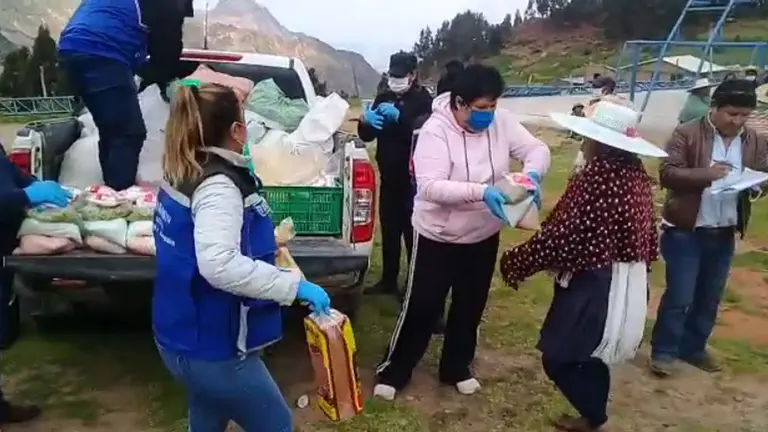 Entrega de canastas familiares en Vinto.  CRÉDITO- Archivo