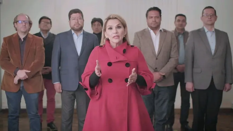 La expresidenta interina Jeanine &Aacute;&ntilde;ez, durante un mensaje a televisivo al pa&iacute;s junto a l&iacute;deres pol&iacute;ticos. MC