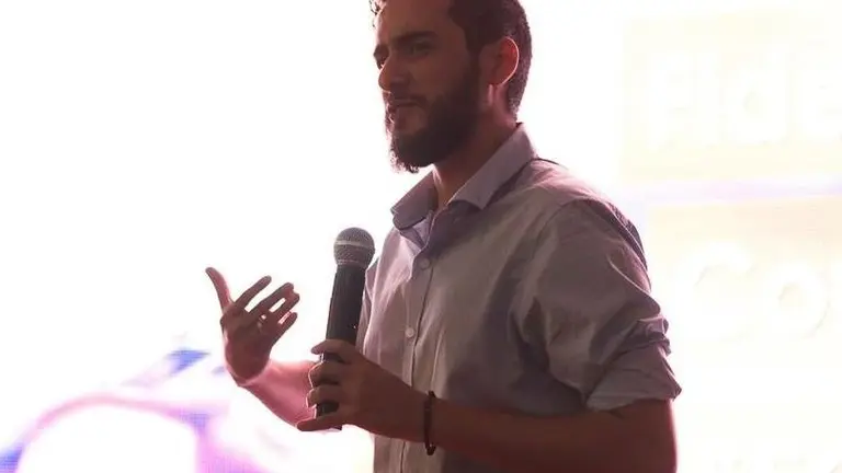 &Oacute;scar Vaca Abularach, durante la disertaci&oacute;n de un taller. Facebook