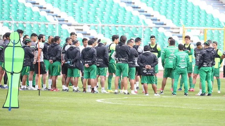 Jugadores de la Selecci&oacute;n Nacional, antes de una pr&aacute;ctica en el estadio Hernando Siles. ARCHIVO-PRENSA FBF