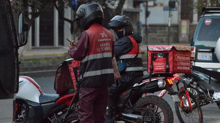 Motociclistas de&nbsp;delivery&nbsp;en una de las calles de la ciudad de Cochabamba. ARCHIVO.