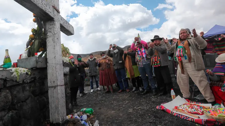 Amautas en la ofrenda en La Cumbre. EFE