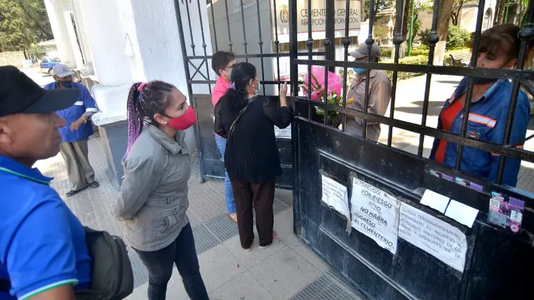 Personas acuden a visitar a sus difuntos en el Cementerio General, pero el ingreso est&aacute; restringido.	          No&eacute; Portugal