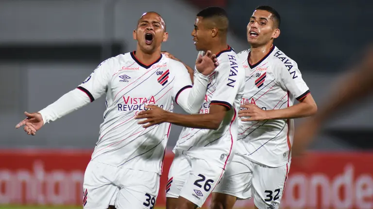 Jugadores del Paranaense celebran un gol en la Copa. EFE