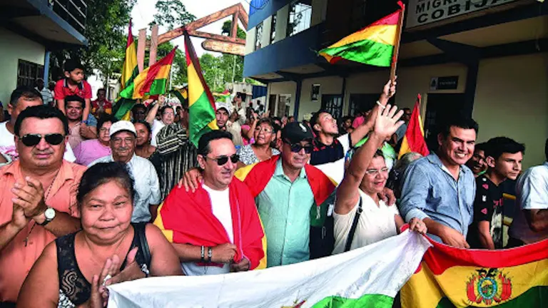 Un grupo de personas retorna al pa&iacute;s por Pando.&nbsp;EJU.TV