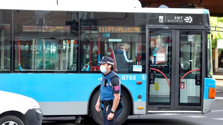 Un guardia muncipal en una avenida de Madrid.  EFE