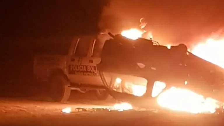 Incendio de un veh&iacute;culo de la Polic&iacute;a  en Puerto Su&aacute;rez.