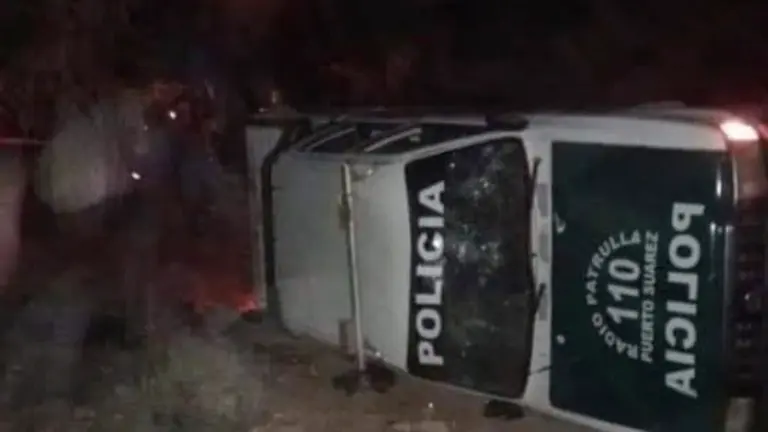 Una imagen de la patrulla volcada por la turba. REDES SOCIALES.