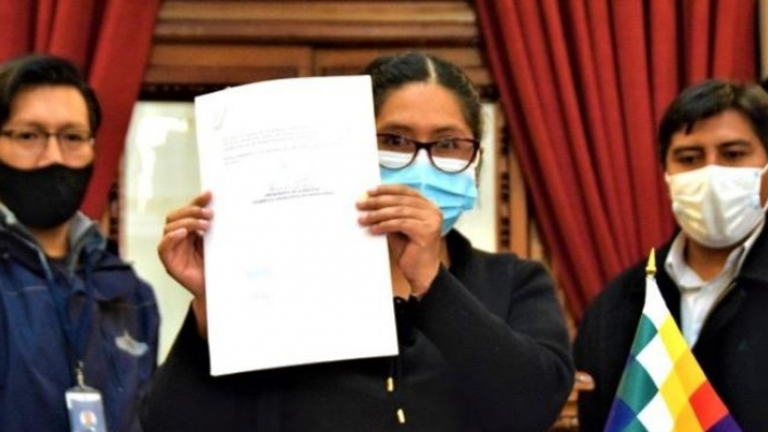 La presidenta del Senado Eva Copa cuando promulg&oacute; leyes resistidas por el Gobierno. BRUJULA DIGITAL.