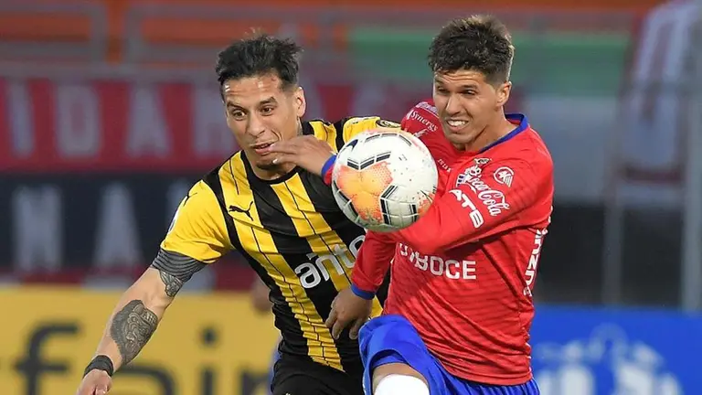 El Pato Rodr&iacute;guez (d) pelea por la pelota en el duelo copero contra Pe&ntilde;arol, en Cochabamba, cuando jugaba para Wilster. ARCHIVO