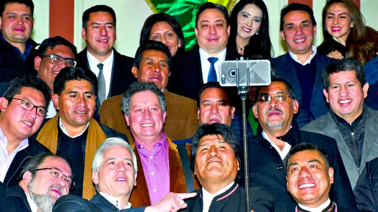 El expresidente Evo Morales (c) junto a los exministros. ARCHIVO