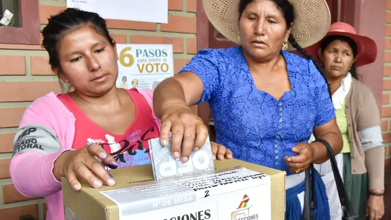 Una mujer emite su voto en las elecciones de 2019. DICO SOLIS