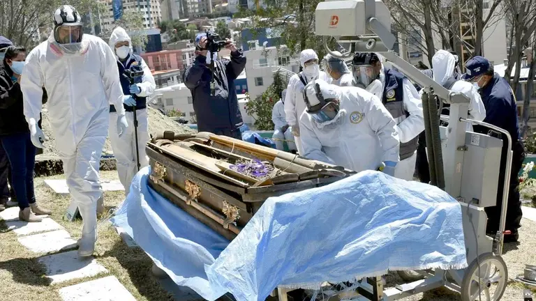 Exhuman los presuntos restos de Jorge Clavijo del cementerio Celestial, en La Paz. APG