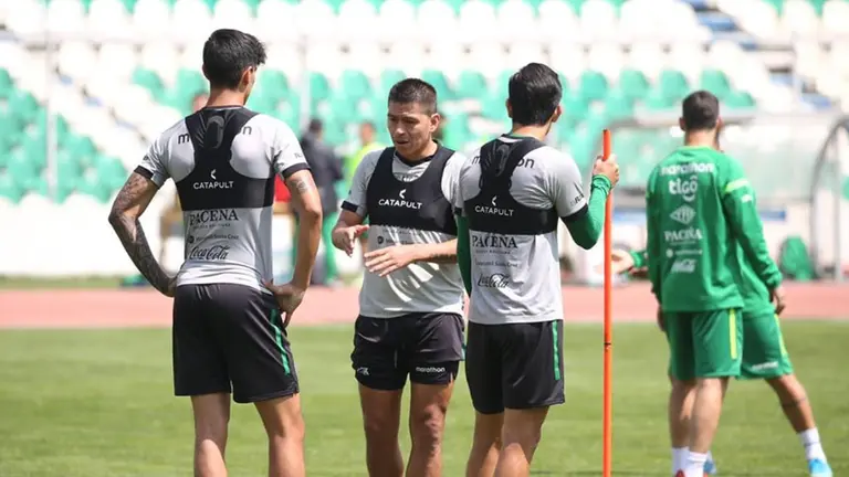 La Selecci&oacute;n Boliviana de f&uacute;tbol durante uno de sus entrenamientos. Prensa FBF