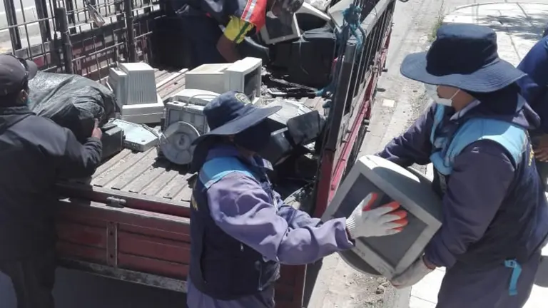 Alcald&iacute;a de Colcapirhua recoge 350 kilos de equipos electr&oacute;nicos en desuso